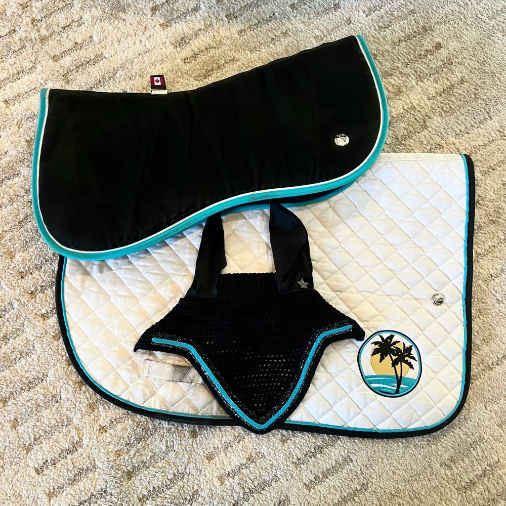 Ogilvy and Equstar matching horse saddle pads and bonnet - Picture 2 of 10